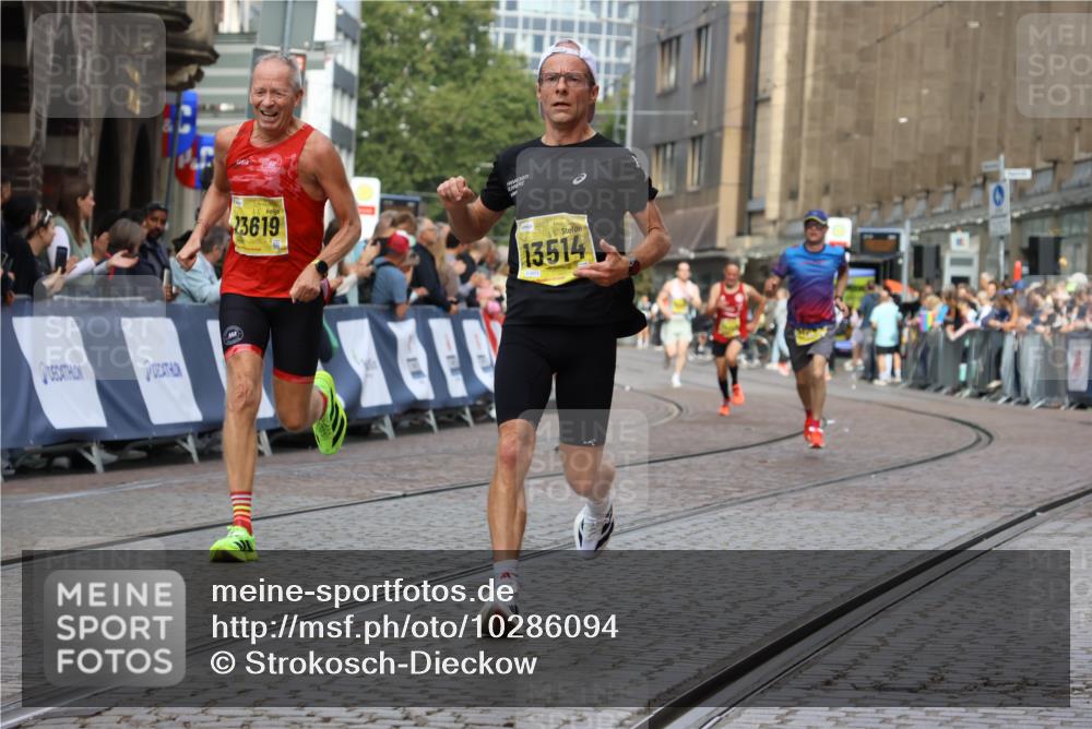 13.09.2026 - 21. swb-Marathon Bremen Strokosch-Dieckow http://msf.ph/oto/10286094 13.09.2026 10:35:29 Ziel 10261, 10262, 10994, 11512, 13505, 13560, 12289, 13558 meine-sportfotos.de