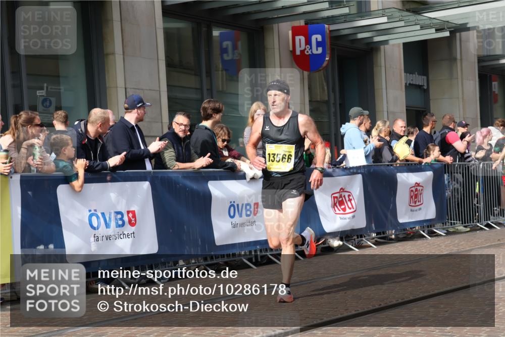 13.09.2026 - 21. swb-Marathon Bremen Strokosch-Dieckow http://msf.ph/oto/10286178 13.09.2026 10:40:27 Ziel 10520, 10575, 11903, 12477, 13563, 11373, 13566, 13616 meine-sportfotos.de