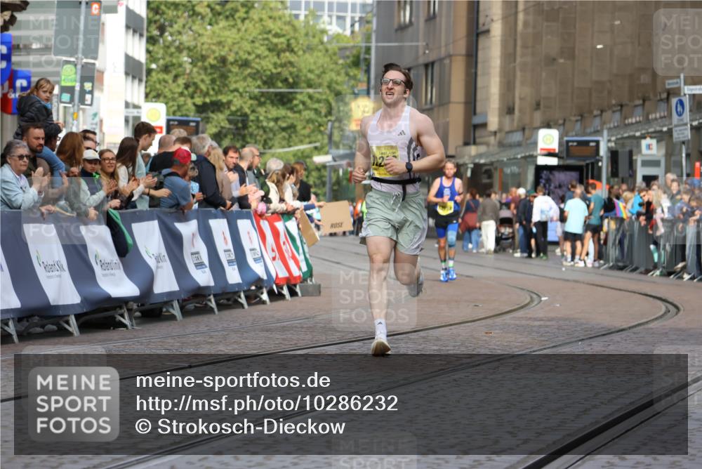 13.09.2026 - 21. swb-Marathon Bremen Strokosch-Dieckow http://msf.ph/oto/10286232 13.09.2026 10:35:39 Ziel 10994, 11068, 11176, 11345, 11512, 13514, 13540, 13583, 13590, 13619, 13558 meine-sportfotos.de