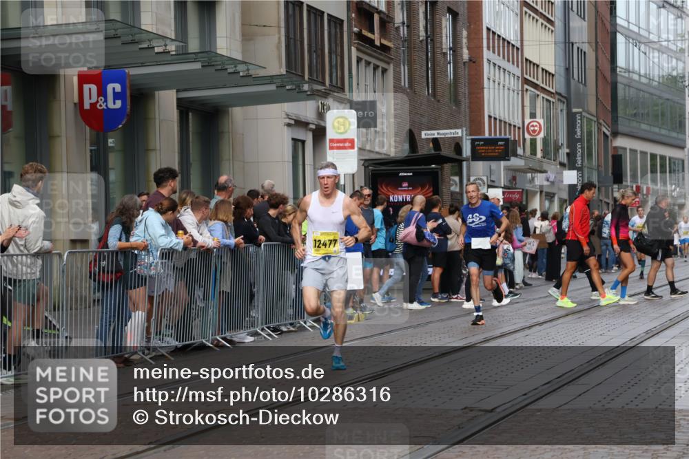 13.09.2026 - 21. swb-Marathon Bremen Strokosch-Dieckow http://msf.ph/oto/10286316 13.09.2026 10:40:45 Ziel 11077, 11201, 11903, 12209, 12477, 10520, 10575, 11373, 13563, 13566, 13616 meine-sportfotos.de