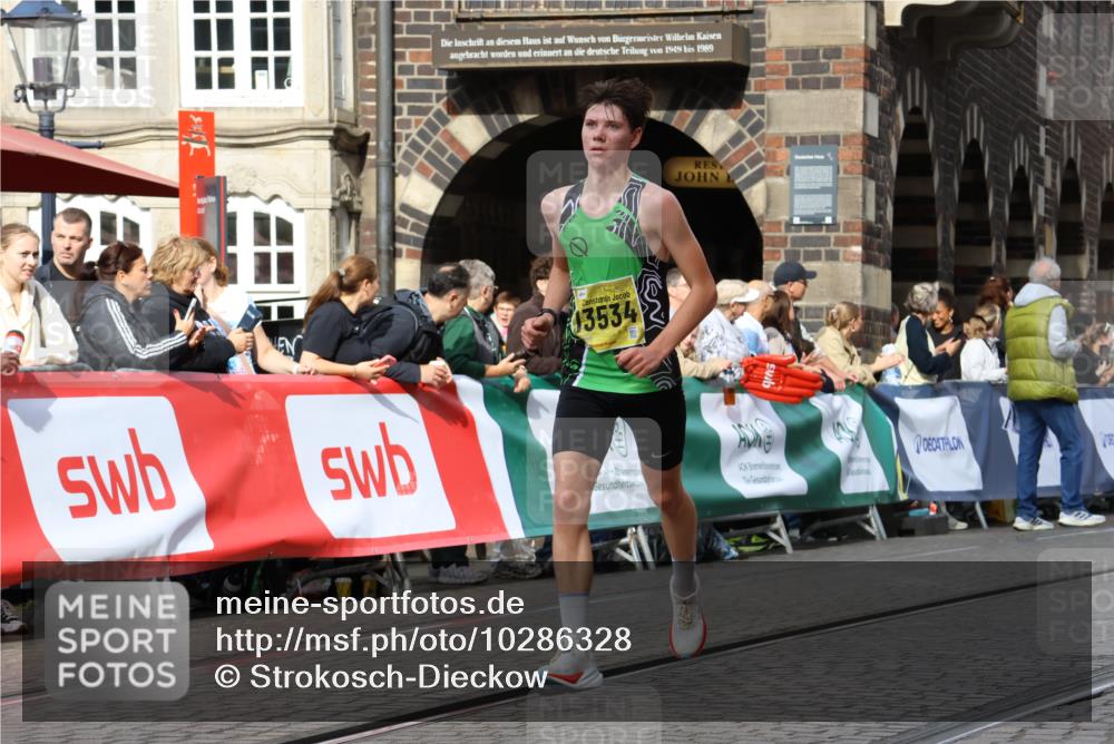 13.09.2026 - 21. swb-Marathon Bremen Strokosch-Dieckow http://msf.ph/oto/10286328 13.09.2026 10:36:10 Ziel 13534, 13558, 12324, 12513, 13575 meine-sportfotos.de