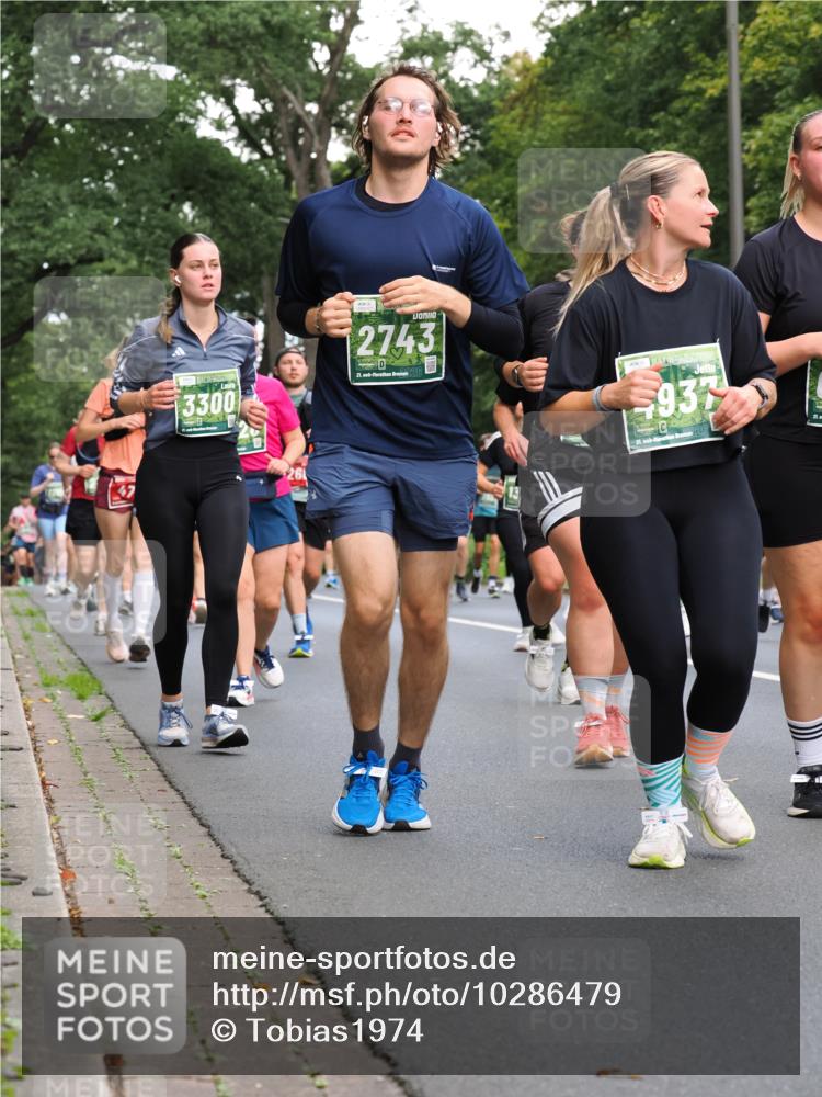13.09.2026 - 21. swb-Marathon Bremen TobiasT http://msf.ph/oto/10286479 13.09.2026 12:18:07 Laufen 47, 3300, 2743, 21, 26, 93, 21 meine-sportfotos.de
