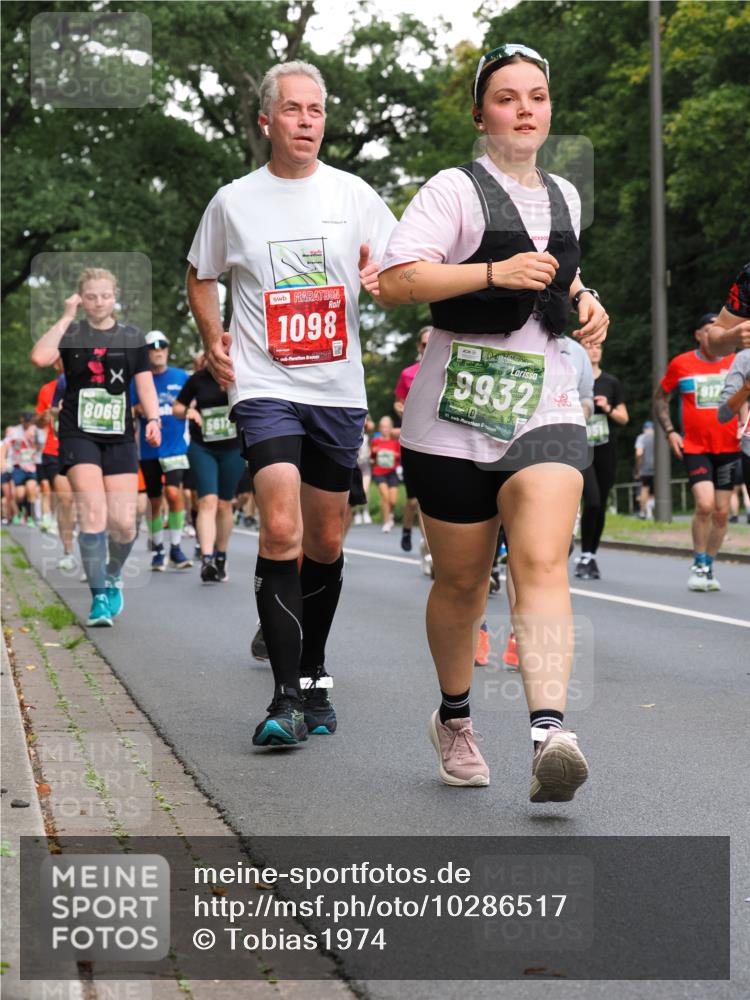 13.09.2026 - 21. swb-Marathon Bremen TobiasT http://msf.ph/oto/10286517 13.09.2026 12:18:14 Laufen 8069, 1098, 9932, 21, 917 meine-sportfotos.de