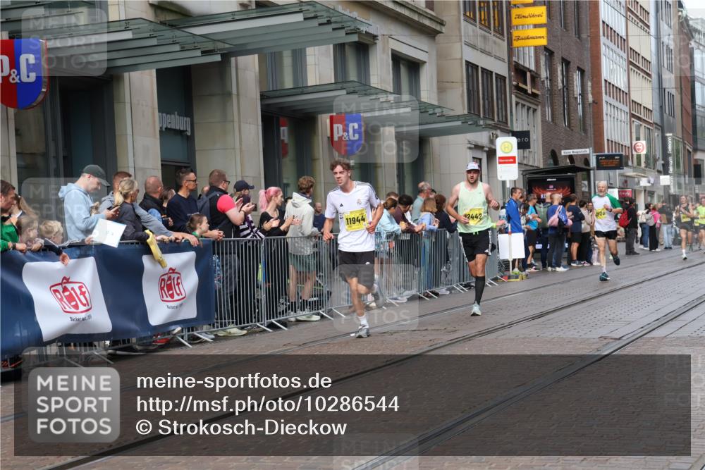 13.09.2026 - 21. swb-Marathon Bremen Strokosch-Dieckow http://msf.ph/oto/10286544 13.09.2026 10:41:24 Ziel 10341, 10972, 11426, 11527, 11628, 11944, 12246, 12442, 12455, 13586, 13600, 11077, 11201, 11944, 13520 meine-sportfotos.de