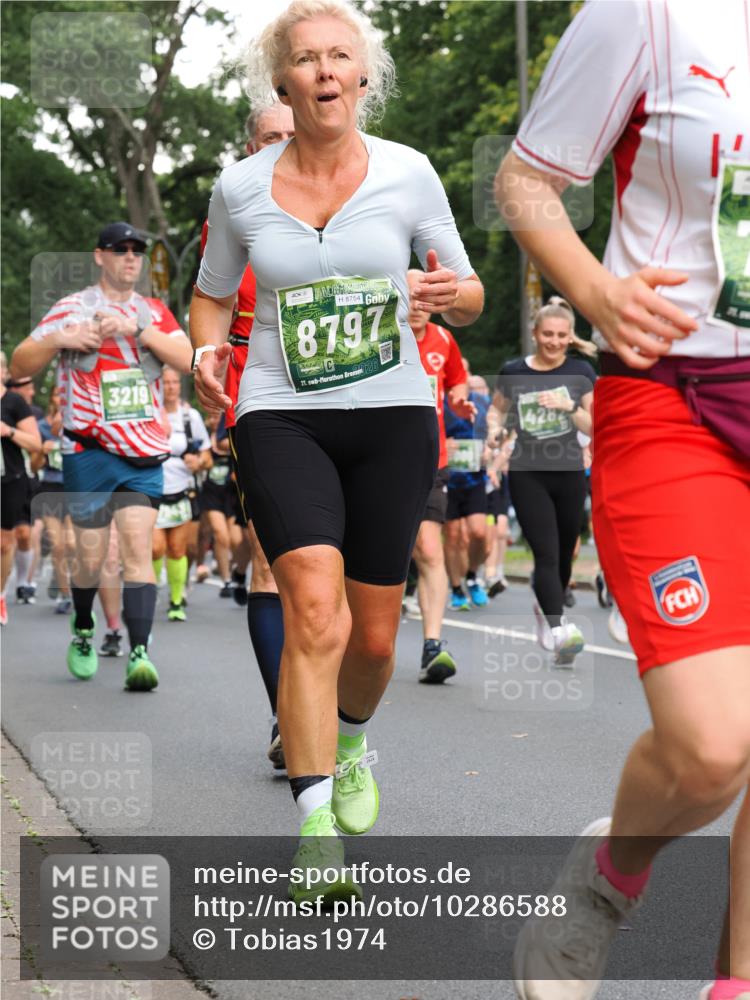 13.09.2026 - 21. swb-Marathon Bremen TobiasT http://msf.ph/oto/10286588 13.09.2026 12:18:28 Laufen 3219, 8754, 8797, 21, 126, 428 meine-sportfotos.de