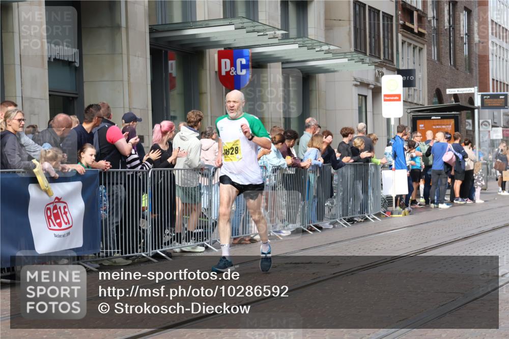 13.09.2026 - 21. swb-Marathon Bremen Strokosch-Dieckow http://msf.ph/oto/10286592 13.09.2026 10:41:28 Ziel 10341, 10972, 11426, 11527, 11628, 12246, 12455, 12468, 13586, 13600, 11077, 11628, 11944, 12442, 13520 meine-sportfotos.de