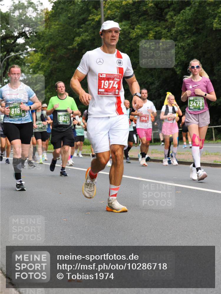 13.09.2026 - 21. swb-Marathon Bremen TobiasT http://msf.ph/oto/10286718 13.09.2026 12:18:59 Laufen 8161, 7160, 9537, 1974, 1701, 1144, 3478 meine-sportfotos.de