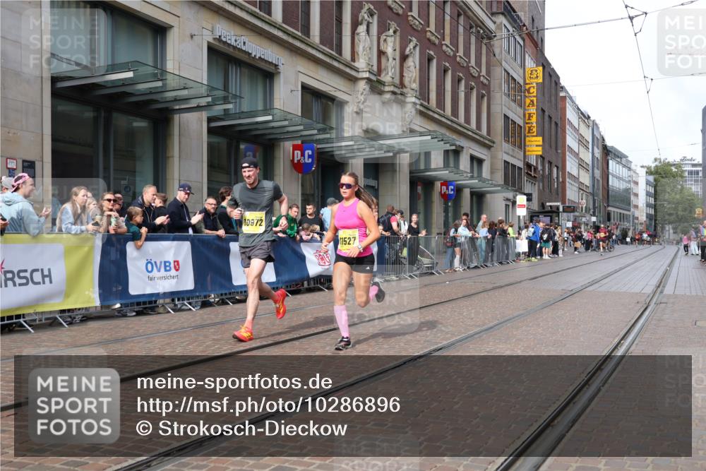 13.09.2026 - 21. swb-Marathon Bremen Strokosch-Dieckow http://msf.ph/oto/10286896 13.09.2026 10:41:42 Ziel 10972, 12426, 12468, 13585, 13621, 10341, 10972, 11426, 11527, 11628, 11944, 12246, 12442, 12455, 13520, 13586, 13600 meine-sportfotos.de