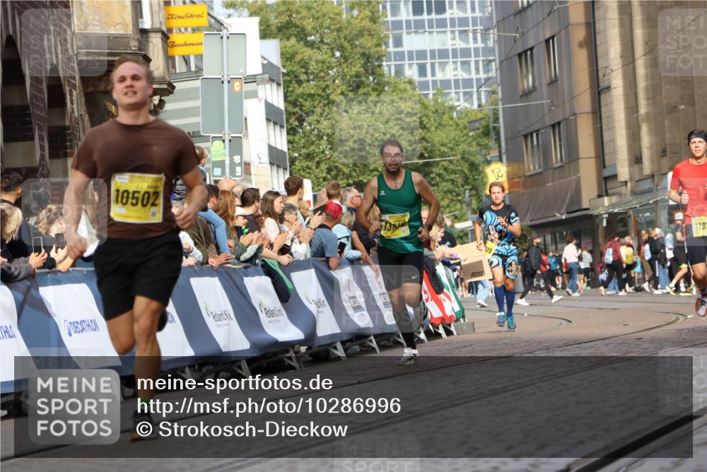 13.09.2026 - 21. swb-Marathon Bremen Strokosch-Dieckow http://msf.ph/oto/10286996 13.09.2026 10:37:30 Ziel 10961, 11654, 13568 meine-sportfotos.de