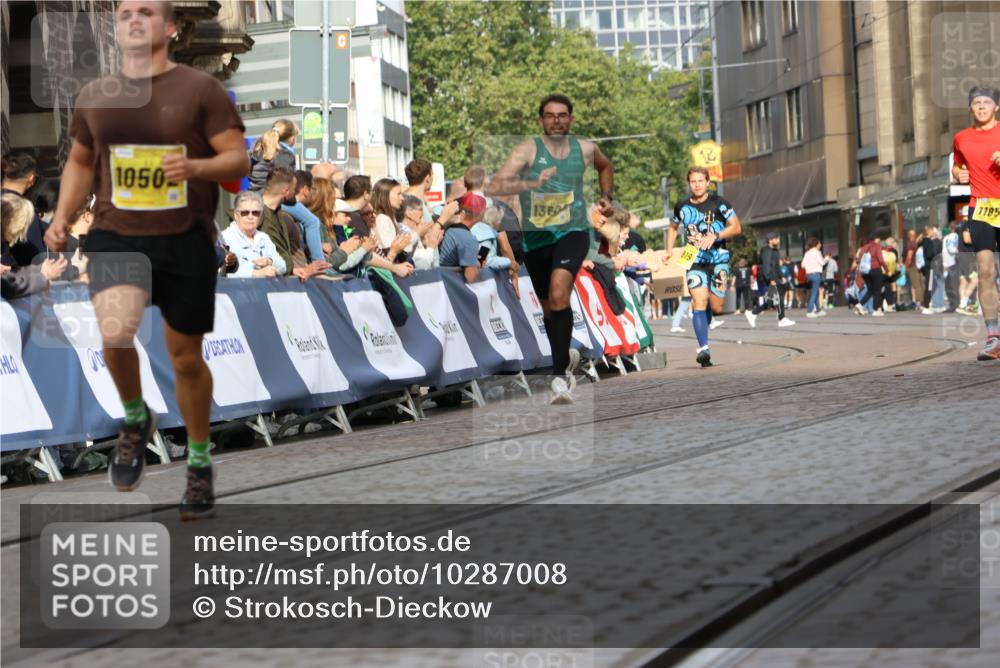 13.09.2026 - 21. swb-Marathon Bremen Strokosch-Dieckow http://msf.ph/oto/10287008 13.09.2026 10:37:30 Ziel 10961, 11654, 13568 meine-sportfotos.de