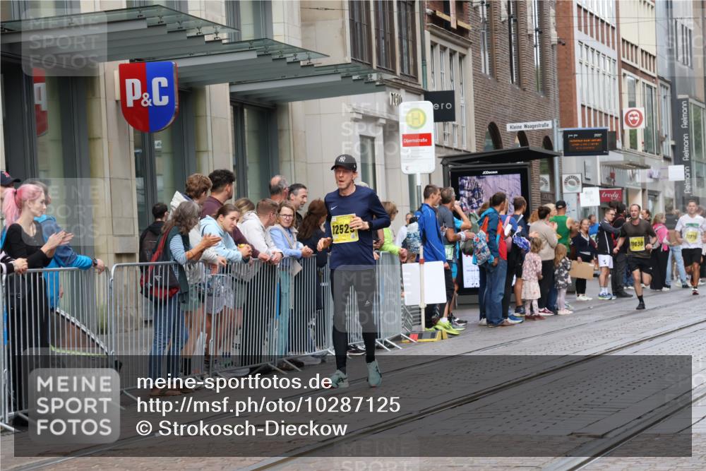 13.09.2026 - 21. swb-Marathon Bremen Strokosch-Dieckow http://msf.ph/oto/10287125 13.09.2026 10:42:14 Ziel 10312, 10358, 10632, 10775, 11375, 11630, 11779, 12281, 12395, 12525, 11895, 12426, 12468, 13585, 13621 meine-sportfotos.de