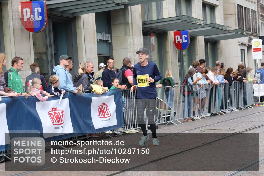 13.09.2026 - 21. swb-Marathon Bremen Strokosch-Dieckow http://msf.ph/oto/10287150 13.09.2026 10:42:16 Ziel 10312, 10358, 10632, 10775, 10816, 11375, 11630, 11779, 12281, 12395, 12525, 11630, 11895, 12426, 12468, 13585, 13621 meine-sportfotos.de