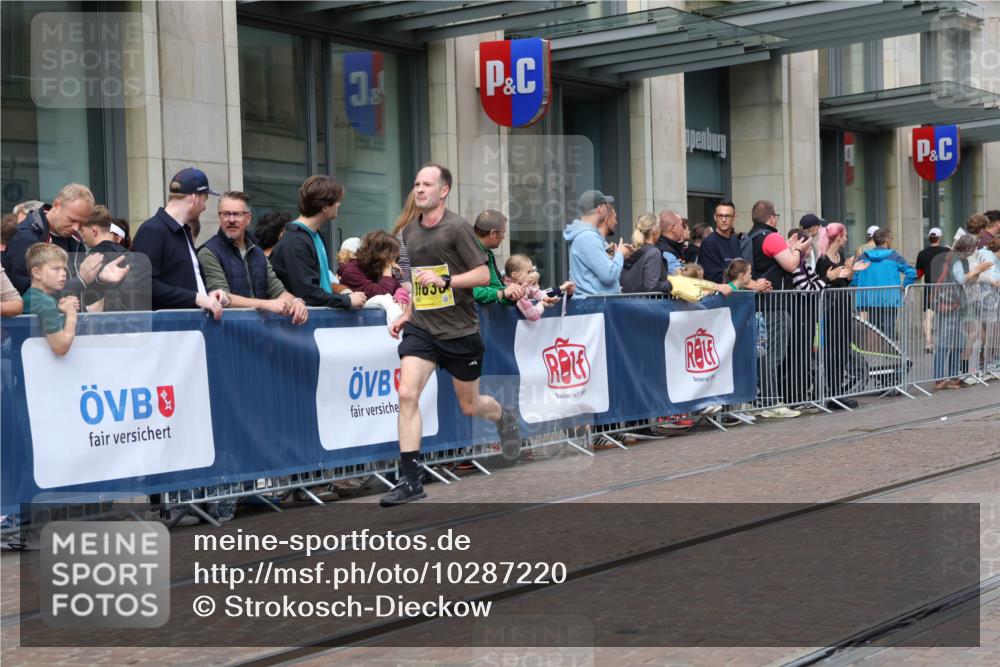 13.09.2026 - 21. swb-Marathon Bremen Strokosch-Dieckow http://msf.ph/oto/10287220 13.09.2026 10:42:22 Ziel 10235, 10312, 10358, 10632, 10775, 10816, 11375, 11779, 12281, 11375, 11630, 11895, 12395, 12426, 12525, 13585 meine-sportfotos.de