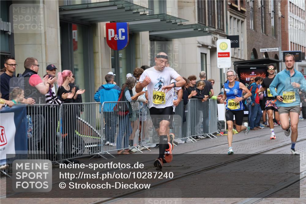 13.09.2026 - 21. swb-Marathon Bremen Strokosch-Dieckow http://msf.ph/oto/10287240 13.09.2026 10:42:23 Ziel 10235, 10312, 10358, 10632, 10775, 10816, 11779, 12281, 10358, 10775, 11375, 11630, 11895, 12395, 12426, 12525, 13585 meine-sportfotos.de