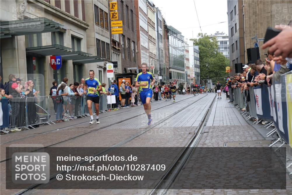 13.09.2026 - 21. swb-Marathon Bremen Strokosch-Dieckow http://msf.ph/oto/10287409 13.09.2026 10:42:34 Ziel 10235, 10312, 10336, 10816, 10988, 11442, 12281, 13580, 10358, 10632, 10775, 11375, 11630, 11779, 11895, 12395, 12525 meine-sportfotos.de