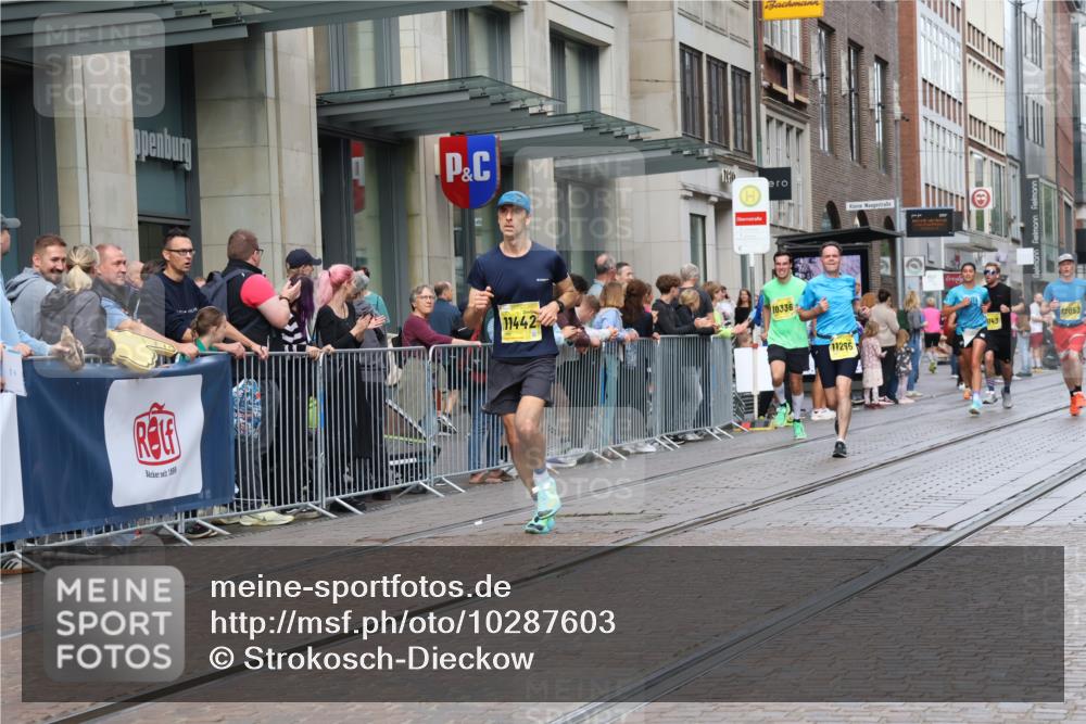 13.09.2026 - 21. swb-Marathon Bremen Strokosch-Dieckow http://msf.ph/oto/10287603 13.09.2026 10:42:57 Ziel 10336, 10346, 10456, 10618, 11042, 11143, 11265, 11442, 11632, 12053, 12406, 12469, 13523, 10235, 10312, 10336, 10816, 10988, 11442, 12281, 13580 meine-sportfotos.de
