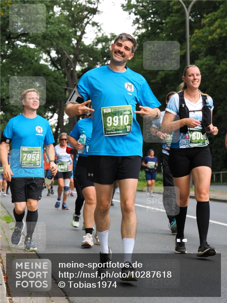 13.09.2026 - 21. swb-Marathon Bremen TobiasT http://msf.ph/oto/10287618 13.09.2026 12:22:21 Laufen 9910, 21, 261, 7958, 606 meine-sportfotos.de