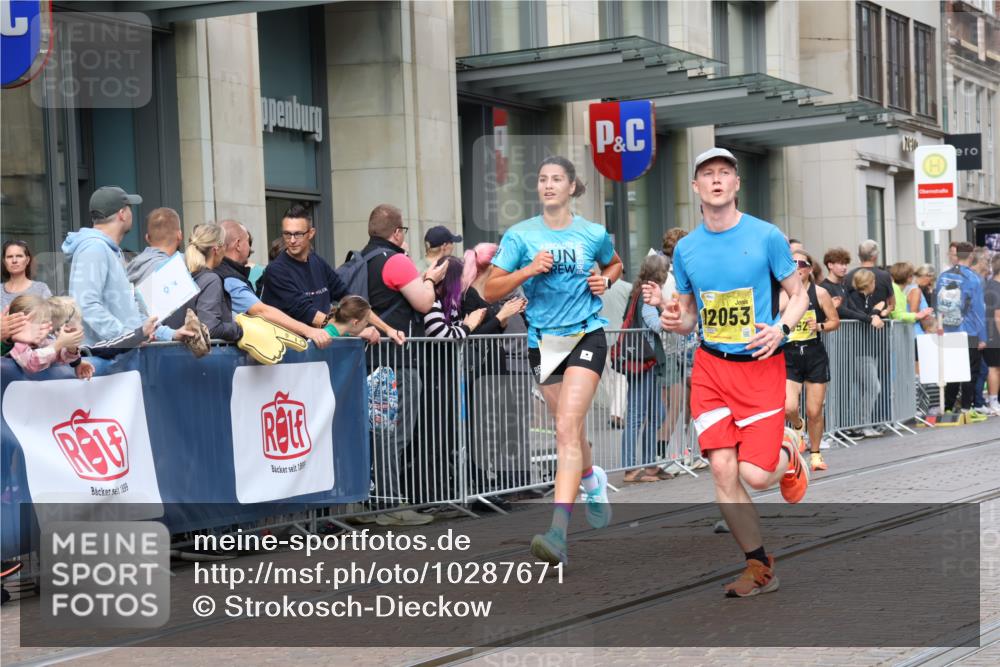 13.09.2026 - 21. swb-Marathon Bremen Strokosch-Dieckow http://msf.ph/oto/10287671 13.09.2026 10:43:03 Ziel 10328, 10346, 10456, 10618, 11042, 11143, 11468, 11607, 11632, 11826, 12406, 12469, 13523, 10235, 10336, 10816, 10988, 11042, 11265, 11442, 12053, 13580 meine-sportfotos.de