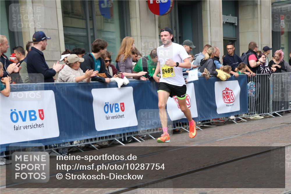 13.09.2026 - 21. swb-Marathon Bremen Strokosch-Dieckow http://msf.ph/oto/10287754 13.09.2026 10:43:12 Ziel 10328, 10346, 10456, 10618, 10742, 11468, 11607, 11826, 12406, 13509, 10336, 10988, 11042, 11143, 11265, 11442, 11632, 12053, 12469, 13523, 13580 meine-sportfotos.de