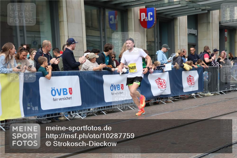 13.09.2026 - 21. swb-Marathon Bremen Strokosch-Dieckow http://msf.ph/oto/10287759 13.09.2026 10:43:12 Ziel 10328, 10346, 10456, 10618, 10742, 11468, 11607, 11826, 12406, 13509, 10336, 10988, 11042, 11143, 11265, 11442, 11632, 12053, 12469, 13523, 13580 meine-sportfotos.de