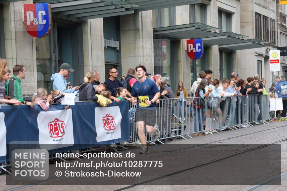 13.09.2026 - 21. swb-Marathon Bremen Strokosch-Dieckow http://msf.ph/oto/10287775 13.09.2026 10:43:17 Ziel 10328, 10346, 10618, 10742, 11468, 11607, 11826, 12250, 12253, 12406, 13509, 10336, 10456, 11042, 11143, 11265, 11442, 11632, 12053, 12469, 13523 meine-sportfotos.de