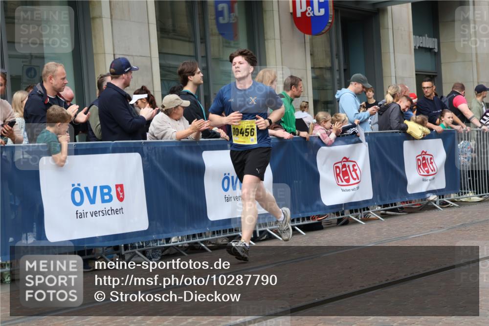 13.09.2026 - 21. swb-Marathon Bremen Strokosch-Dieckow http://msf.ph/oto/10287790 13.09.2026 10:43:18 Ziel 10328, 10346, 10618, 10742, 11468, 11607, 11826, 12250, 12253, 12406, 13509, 10336, 10456, 11042, 11143, 11265, 11442, 11632, 12053, 12406, 12469, 13523 meine-sportfotos.de