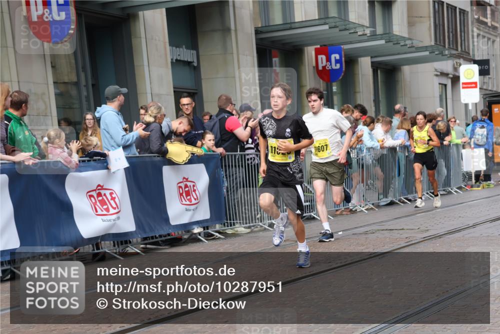 13.09.2026 - 21. swb-Marathon Bremen Strokosch-Dieckow http://msf.ph/oto/10287951 13.09.2026 10:43:30 Ziel 10337, 10742, 11019, 11208, 11312, 11447, 11614, 11930, 11948, 12250, 12253, 12436, 12559, 13509, 10328, 10346, 10456, 10618, 11468, 11607, 11632, 11826, 12406, 12469 meine-sportfotos.de