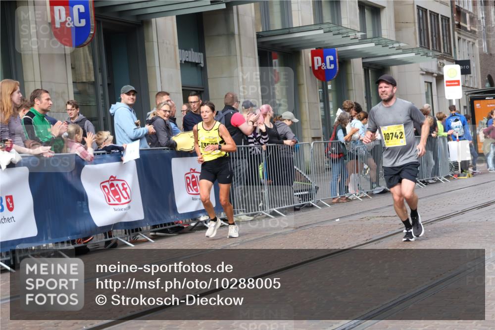 13.09.2026 - 21. swb-Marathon Bremen Strokosch-Dieckow http://msf.ph/oto/10288005 13.09.2026 10:43:32 Ziel 10337, 10342, 11019, 11208, 11312, 11447, 11614, 11930, 11948, 12250, 12253, 12436, 12559, 13509, 10328, 10346, 10456, 10618, 10742, 11468, 11607, 11826, 12406, 12469 meine-sportfotos.de