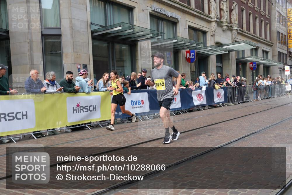 13.09.2026 - 21. swb-Marathon Bremen Strokosch-Dieckow http://msf.ph/oto/10288066 13.09.2026 10:43:34 Ziel 10337, 10342, 11019, 11208, 11312, 11447, 11614, 11930, 11948, 12250, 12253, 12436, 12559, 13538, 10328, 10346, 10456, 10618, 10742, 11468, 11607, 11826, 12406, 13509 meine-sportfotos.de