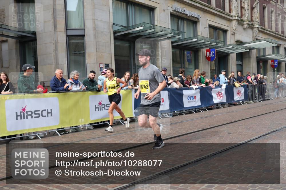 13.09.2026 - 21. swb-Marathon Bremen Strokosch-Dieckow http://msf.ph/oto/10288077 13.09.2026 10:43:35 Ziel 10337, 10342, 11019, 11208, 11312, 11447, 11614, 11930, 11948, 12250, 12253, 12436, 12559, 13538, 10328, 10346, 10456, 10618, 10742, 11468, 11607, 11826, 12406, 13509 meine-sportfotos.de