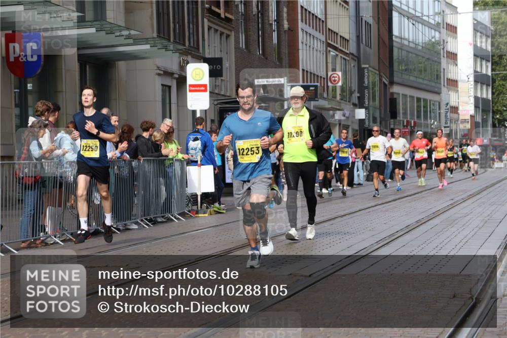 13.09.2026 - 21. swb-Marathon Bremen Strokosch-Dieckow http://msf.ph/oto/10288105 13.09.2026 10:43:43 Ziel 10337, 10342, 11019, 11108, 11208, 11312, 11447, 11614, 11644, 11758, 11930, 11948, 12436, 12559, 13538, 10328, 10346, 10618, 10742, 11468, 11607, 11826, 12250, 12253, 12406, 13509 meine-sportfotos.de