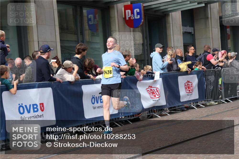 13.09.2026 - 21. swb-Marathon Bremen Strokosch-Dieckow http://msf.ph/oto/10288253 13.09.2026 10:43:50 Ziel 10342, 11108, 11148, 11312, 11447, 11614, 11644, 11758, 11930, 12436, 12559, 13538, 10328, 10337, 10742, 11019, 11208, 11607, 11948, 12250, 12253, 12436, 13509 meine-sportfotos.de