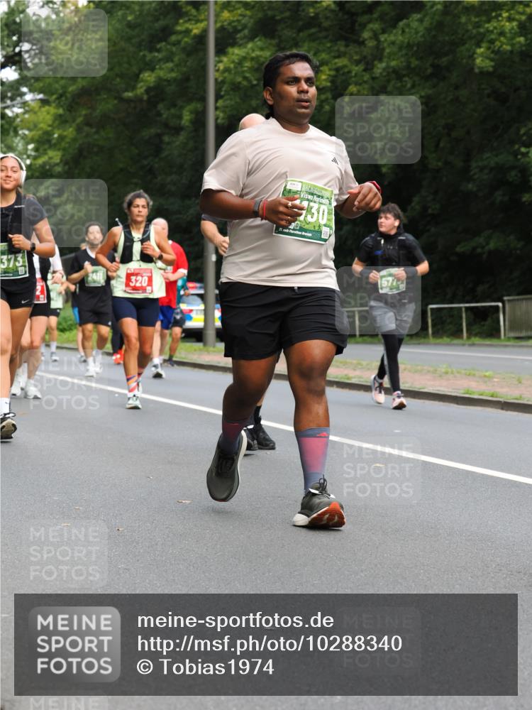 13.09.2026 - 21. swb-Marathon Bremen TobiasT http://msf.ph/oto/10288340 13.09.2026 12:24:36 Laufen 373, 2411, 320, 730, 21, 571 meine-sportfotos.de