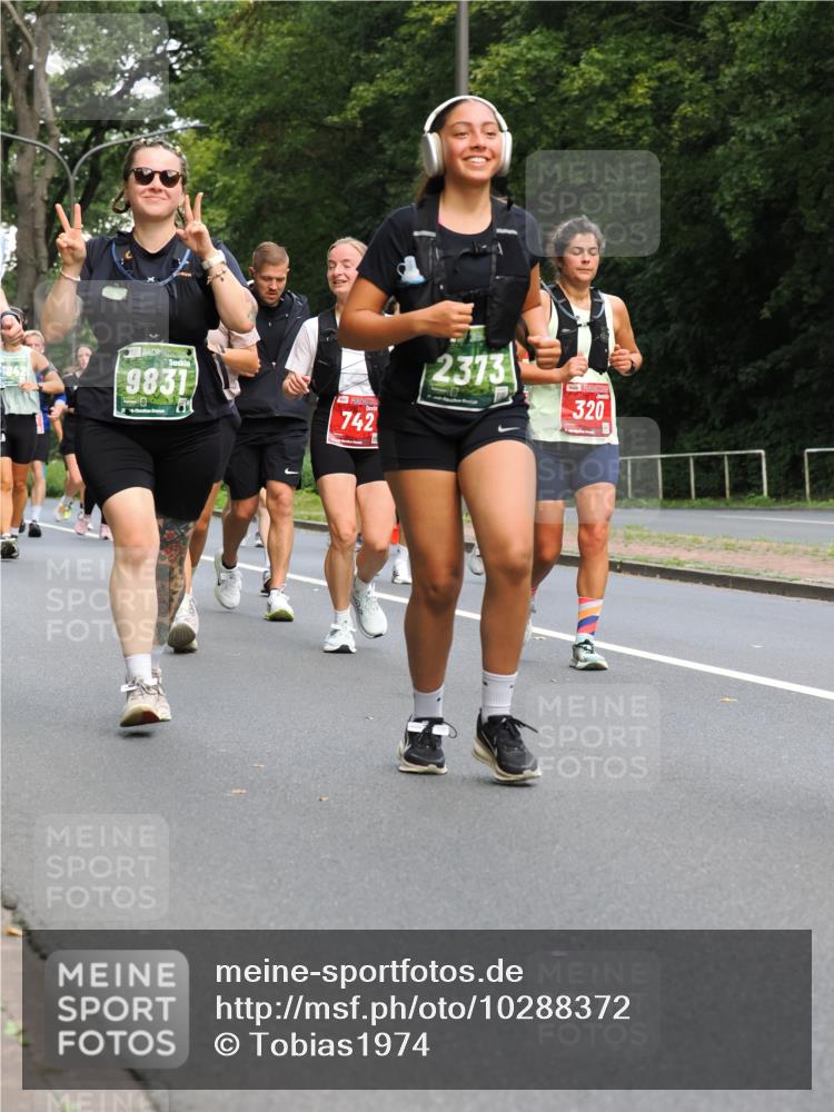 13.09.2026 - 21. swb-Marathon Bremen TobiasT http://msf.ph/oto/10288372 13.09.2026 12:24:37 Laufen 9831, 742, 2373, 320 meine-sportfotos.de