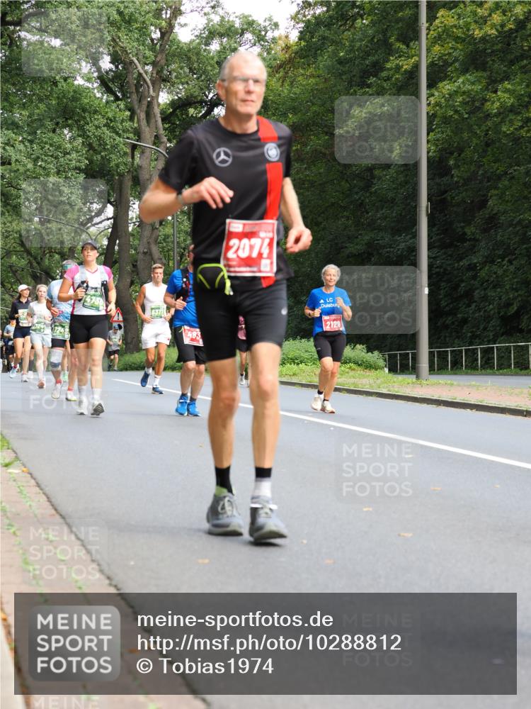 13.09.2026 - 21. swb-Marathon Bremen TobiasT http://msf.ph/oto/10288812 13.09.2026 12:26:10 Laufen 2074, 6377, 483, 24, 2129 meine-sportfotos.de