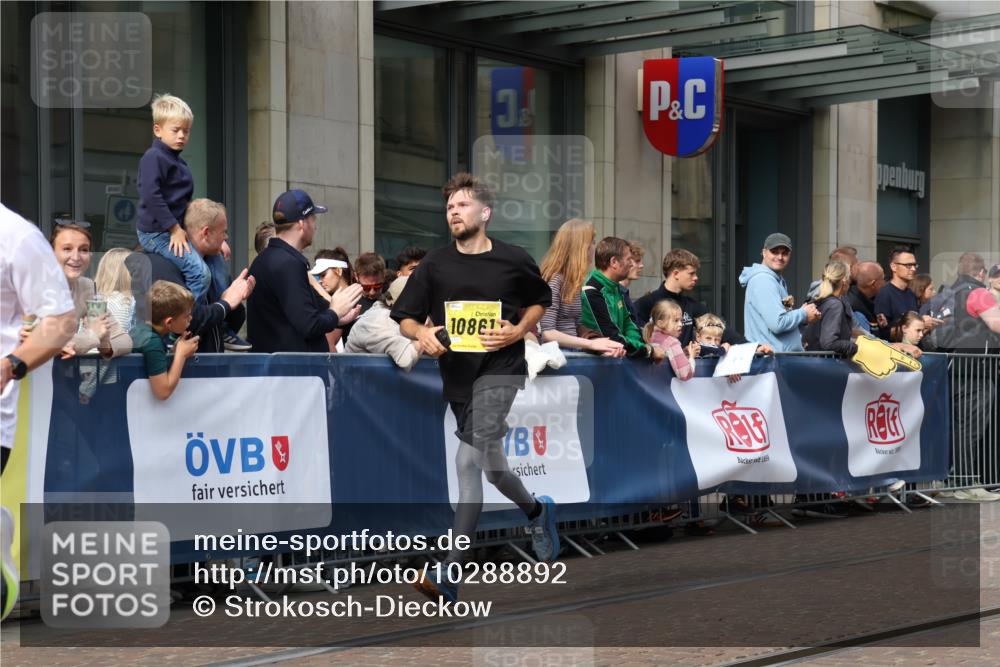 13.09.2026 - 21. swb-Marathon Bremen Strokosch-Dieckow http://msf.ph/oto/10288892 13.09.2026 10:44:37 Ziel 10096, 10214, 10266, 10628, 10735, 11692, 11704, 12302, 12425, 13591, 10454, 10806, 10861, 10956, 11148, 11438, 11615, 12473 meine-sportfotos.de