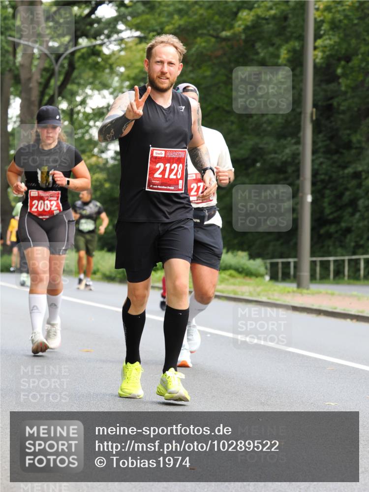 13.09.2026 - 21. swb-Marathon Bremen TobiasT http://msf.ph/oto/10289522 13.09.2026 12:28:29 Laufen 2002, 2128, 21, 27 meine-sportfotos.de
