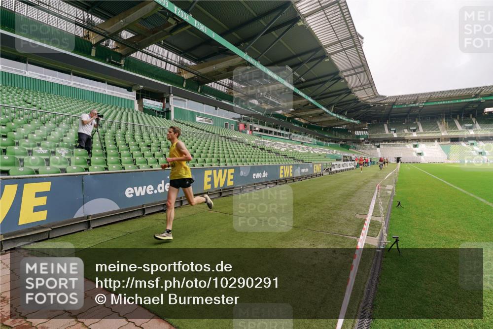13.09.2026 - 21. swb-Marathon Bremen Michael Burmester http://msf.ph/oto/10290291 13.09.2026 10:15:41 Laufen im Stadion 12272, 13525, 13547, 13627 meine-sportfotos.de
