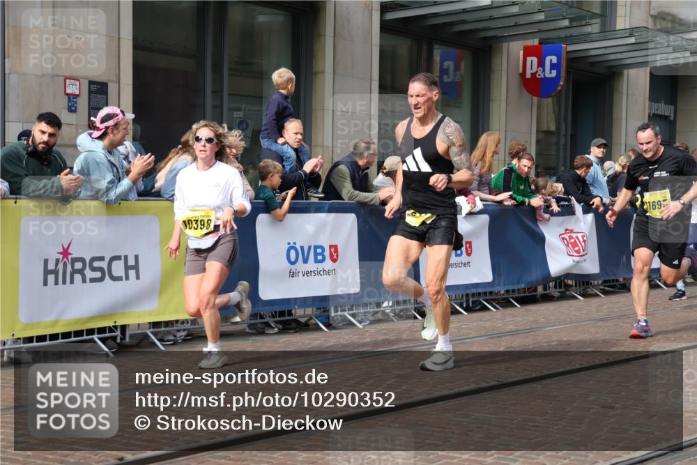 13.09.2026 - 21. swb-Marathon Bremen Strokosch-Dieckow http://msf.ph/oto/10290352 13.09.2026 10:45:17 Ziel 10318, 10352, 10464, 10536, 10541, 10583, 10987, 11015, 11063, 11088, 11209, 11232, 11279, 11478, 11559, 11749, 11835, 11845, 12087, 12290, 12355, 12534, 13532, 13595, 13628, 10096, 10143, 10214, 10398, 10735, 10866, 11020, 11396, 11695, 12054, 12475, 13591 meine-sportfotos.de