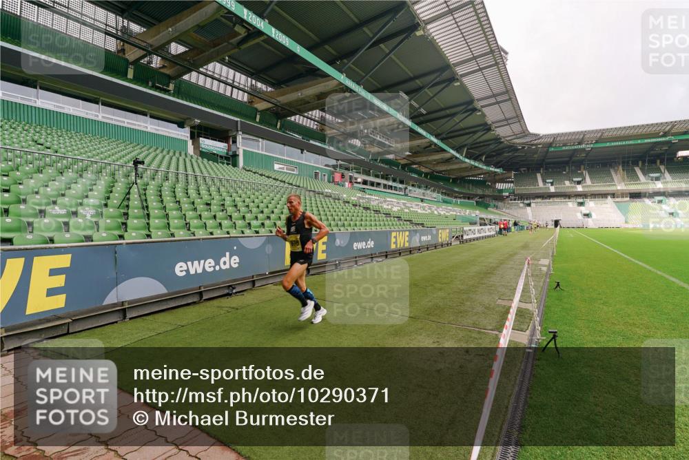 13.09.2026 - 21. swb-Marathon Bremen Michael Burmester http://msf.ph/oto/10290371 13.09.2026 10:16:34 Laufen im Stadion 10597, 12272, 13501, 13510, 13515, 13517, 13525, 13542, 13547, 13567, 13576, 13579, 13623, 13627, 13635 meine-sportfotos.de