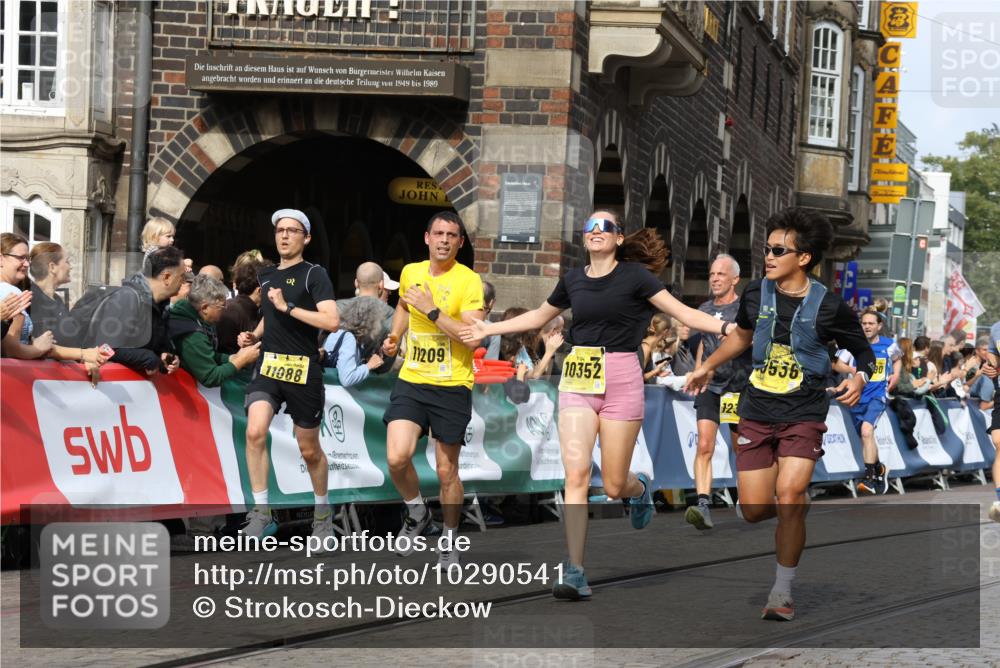 13.09.2026 - 21. swb-Marathon Bremen Strokosch-Dieckow http://msf.ph/oto/10290541 13.09.2026 10:45:40 Ziel 10143, 10318, 10352, 10398, 10536, 10866, 11020, 11088, 11232, 11396, 11478, 11695, 11835, 12054, 12475, 12534, 10436, 10464, 10987, 11015, 11279, 11559, 11762, 11845, 12033, 12069, 12087, 13595 meine-sportfotos.de