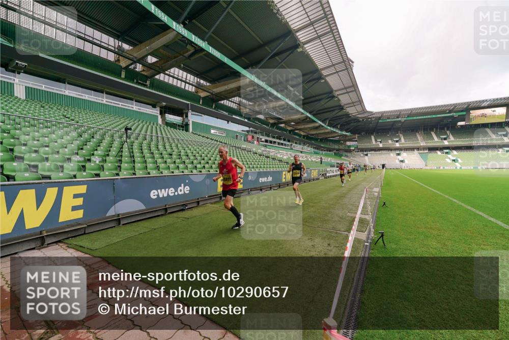 13.09.2026 - 21. swb-Marathon Bremen Michael Burmester http://msf.ph/oto/10290657 13.09.2026 10:19:29 Laufen im Stadion 10366, 10475, 11197, 11418, 11481, 11652, 12358, 12413, 12457, 13530, 13533, 13534, 13536, 13540, 13541, 13543, 13550, 13554, 13560, 13564, 13571, 13572, 13573, 13581, 13582, 13599, 13601, 13602, 13605, 13610, 13618, 13622, 13632, 13638, 13639, 13643, 10597, 12272, 13501, 13515, 13517, 13525, 13547, 13567, 13623, 13627, 13635 meine-sportfotos.de