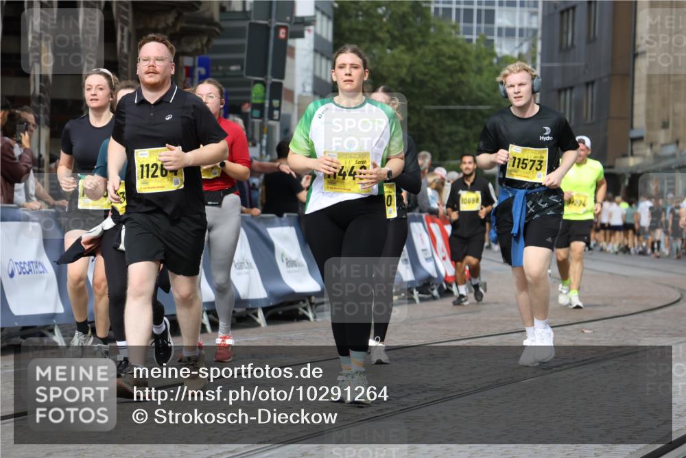 13.09.2026 - 21. swb-Marathon Bremen Strokosch-Dieckow http://msf.ph/oto/10291264 13.09.2026 11:16:22 Ziel 10474, 10665, 11081, 11139, 11217, 11549, 11613, 11768, 11940, 12046, 12151, 12306, 13508, 10242, 11274, 12102, 12158 meine-sportfotos.de