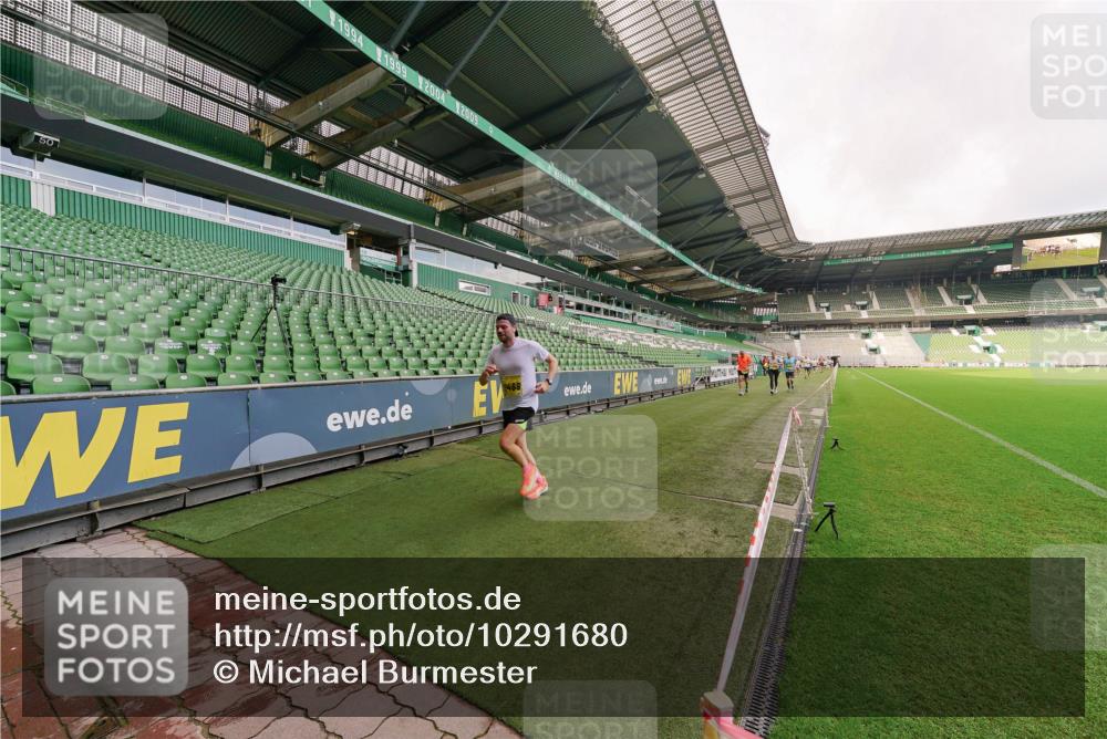 13.09.2026 - 21. swb-Marathon Bremen Michael Burmester http://msf.ph/oto/10291680 13.09.2026 10:26:15 Laufen im Stadion 10096, 10143, 10172, 10210, 10214, 10228, 10289, 10312, 10318, 10319, 10336, 10342, 10346, 10352, 10358, 10398, 10436, 10445, 10447, 10454, 10456, 10464, 10504, 10536, 10541, 10583, 10593, 10628, 10735, 10742, 10744, 10806, 10807, 10816, 10861, 10866, 10873, 10987, 10988, 10992, 11015, 11019, 11020, 11063, 11088, 11108, 11130, 11135, 11155, 11187, 11193, 11199, 11209, 11232, 11265, 11279, 11312, 11375, 11447, 11468, 11614, 11615, 11758, 11948 meine-sportfotos.de