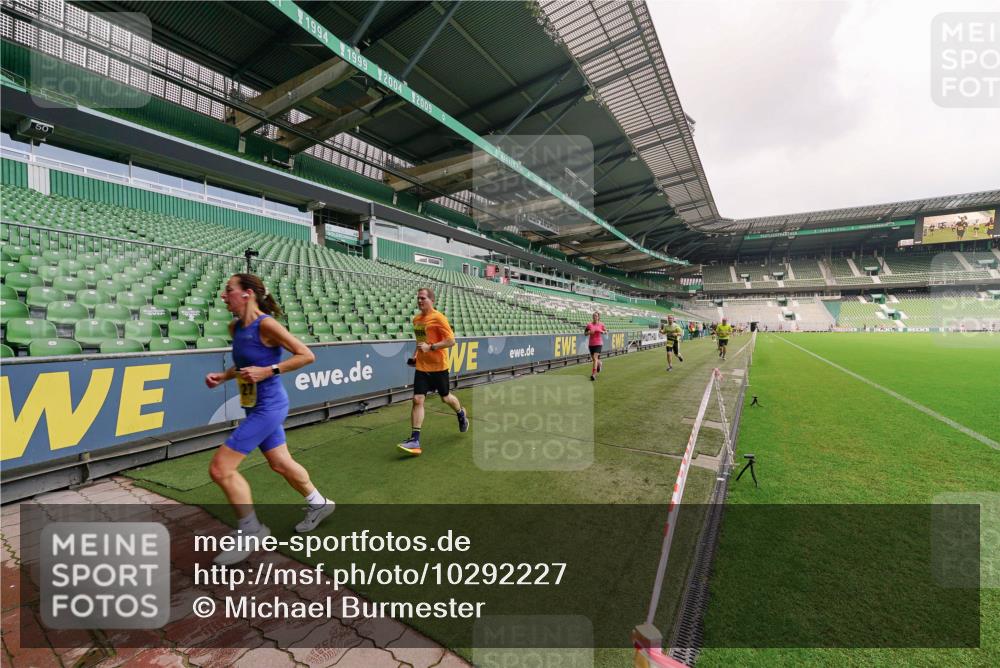 13.09.2026 - 21. swb-Marathon Bremen Michael Burmester http://msf.ph/oto/10292227 13.09.2026 10:27:52 Laufen im Stadion 10096, 10142, 10172, 10189, 10214, 10223, 10231, 10269, 10270, 10289, 10293, 10294, 10310, 10316, 10318, 10319, 10329, 10352, 10393, 10436, 10445, 10464, 10489, 10504, 10508, 10514, 10536, 10538, 10541, 10544, 10566, 10583, 10594, 10628, 10638, 10655, 10709, 10744, 10770, 10807, 10814, 10835, 10846, 10860, 10873, 10897, 10898, 10917, 10956, 10992, 10993, 11035, 11058, 11060, 11063, 11076, 11087, 11092, 11110, 11111, 11130, 11135, 11148, 11170, 11193, 11279 meine-sportfotos.de