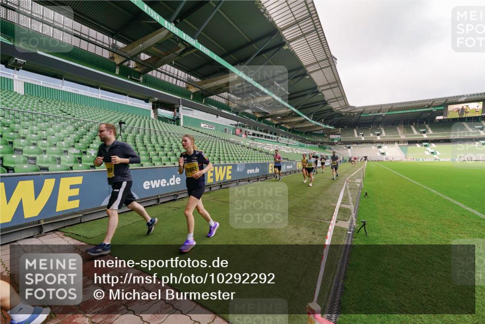 13.09.2026 - 21. swb-Marathon Bremen Michael Burmester http://msf.ph/oto/10292292 13.09.2026 10:28:11 Laufen im Stadion 10096, 10142, 10170, 10172, 10189, 10223, 10231, 10267, 10269, 10270, 10289, 10293, 10294, 10310, 10316, 10319, 10329, 10393, 10421, 10489, 10504, 10508, 10514, 10525, 10538, 10544, 10566, 10594, 10628, 10638, 10655, 10709, 10739, 10744, 10770, 10814, 10835, 10846, 10860, 10873, 10876, 10897, 10898, 10910, 10917, 10923, 10956, 10992, 10993, 11005, 11007, 11018, 11035, 11058, 11060, 11063, 11076, 11087, 11092, 11110, 11111, 11148, 11170, 11193 meine-sportfotos.de