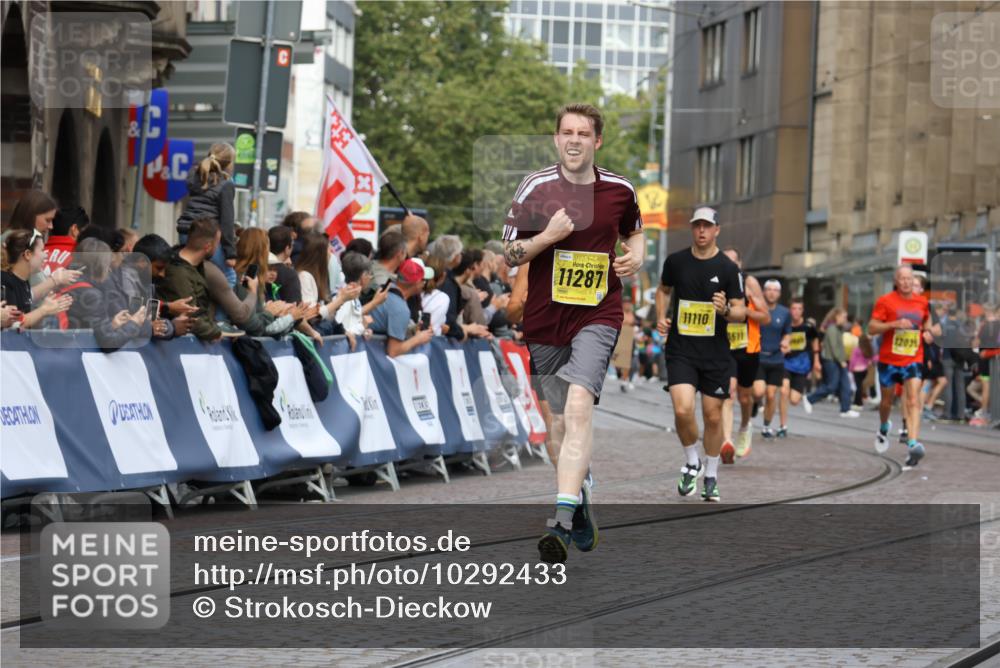 13.09.2026 - 21. swb-Marathon Bremen Strokosch-Dieckow http://msf.ph/oto/10292433 13.09.2026 10:46:33 Ziel 10228, 10447, 10992, 11706, 11925, 11926, 13529, 13609, 13640, 10590, 11155 meine-sportfotos.de