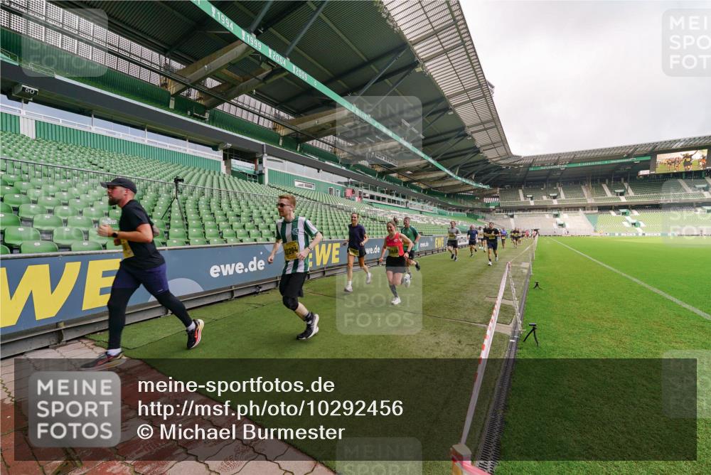13.09.2026 - 21. swb-Marathon Bremen Michael Burmester http://msf.ph/oto/10292456 13.09.2026 10:28:43 Laufen im Stadion 10142, 10170, 10183, 10189, 10200, 10223, 10267, 10269, 10270, 10293, 10294, 10310, 10316, 10329, 10334, 10348, 10381, 10393, 10421, 10426, 10508, 10525, 10537, 10538, 10544, 10566, 10594, 10655, 10709, 10739, 10763, 10770, 10814, 10835, 10840, 10846, 10860, 10876, 10897, 10898, 10910, 10917, 10923, 10966, 10993, 11005, 11007, 11018, 11035, 11058, 11076, 11087, 11092, 11109, 11111, 11148, 11170 meine-sportfotos.de
