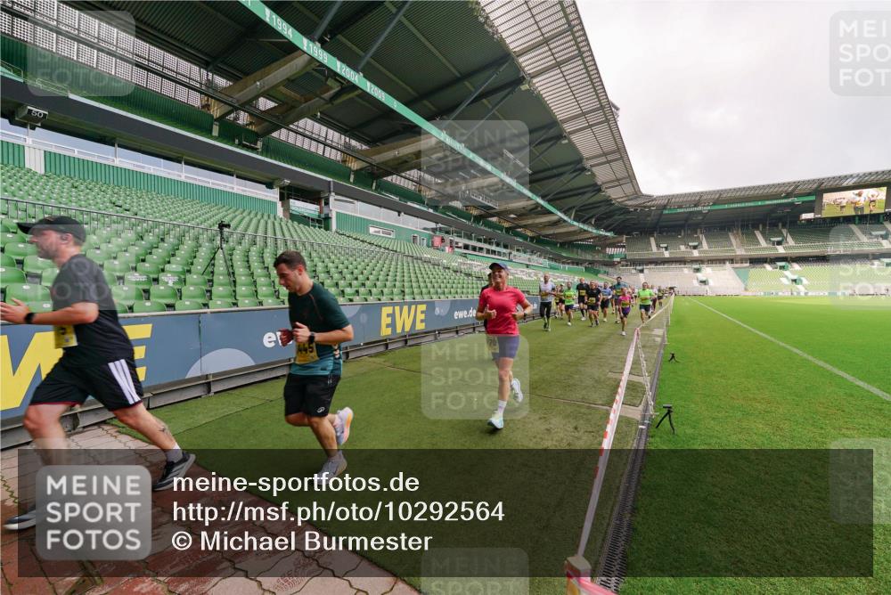 13.09.2026 - 21. swb-Marathon Bremen Michael Burmester http://msf.ph/oto/10292564 13.09.2026 10:28:58 Laufen im Stadion 10162, 10170, 10183, 10189, 10200, 10218, 10223, 10253, 10267, 10270, 10293, 10294, 10316, 10329, 10334, 10348, 10381, 10393, 10421, 10426, 10508, 10525, 10537, 10538, 10544, 10594, 10655, 10709, 10739, 10763, 10770, 10814, 10825, 10835, 10840, 10846, 10860, 10876, 10910, 10917, 10923, 10966, 10993, 11005, 11007, 11018, 11035, 11058, 11076, 11087, 11092, 11109, 11111, 11170 meine-sportfotos.de
