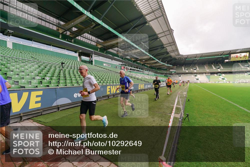 13.09.2026 - 21. swb-Marathon Bremen Michael Burmester http://msf.ph/oto/10292649 13.09.2026 10:29:11 Laufen im Stadion 10162, 10170, 10183, 10189, 10200, 10218, 10223, 10253, 10267, 10270, 10293, 10294, 10316, 10329, 10334, 10348, 10381, 10393, 10421, 10426, 10467, 10508, 10525, 10537, 10538, 10544, 10585, 10594, 10655, 10709, 10734, 10739, 10761, 10763, 10764, 10770, 10814, 10825, 10827, 10835, 10840, 10846, 10876, 10910, 10917, 10923, 10966, 10993, 11005, 11007, 11018, 11035, 11058, 11076, 11087, 11092, 11109, 11170 meine-sportfotos.de